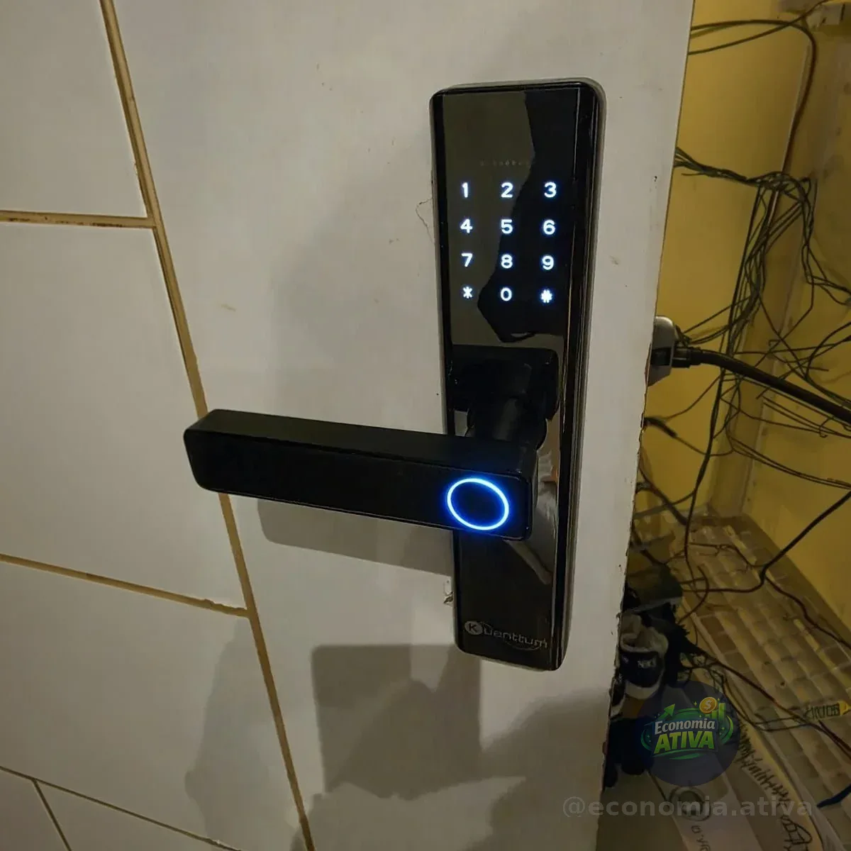 Fechadura Eletronica Digital Com Biometria Kuanttum Beta Pro Wifi Cor Preto