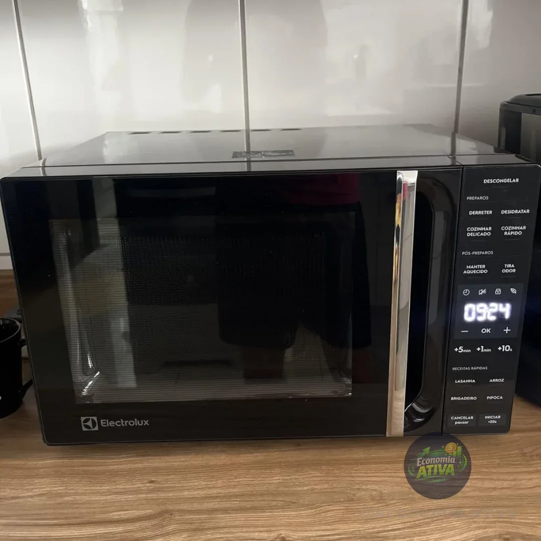 Micro-ondas Electrolux 23L Preto Efficient com Descongelamento Assistido 127v ME23P